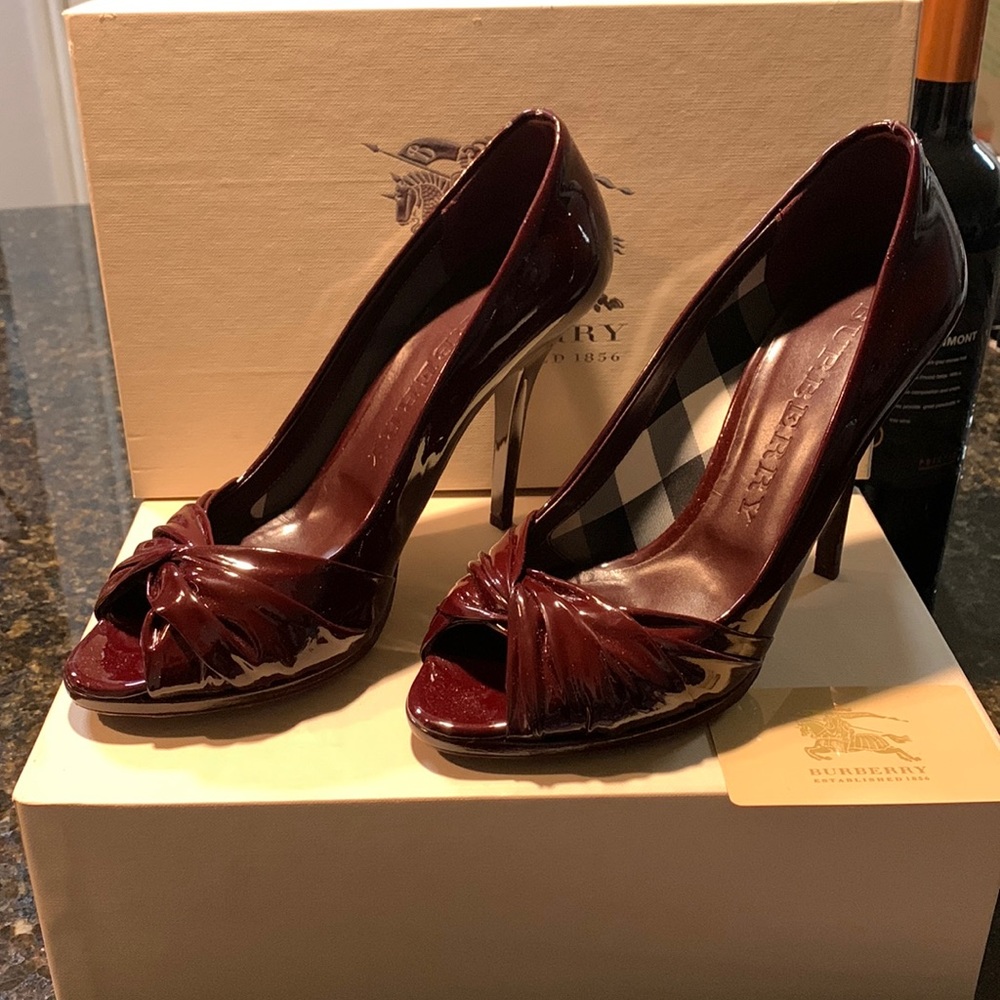 Burberry Knotted Patent Peep Toe Pump